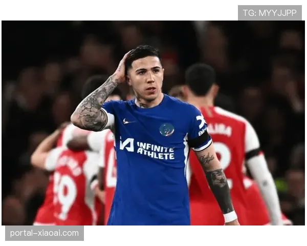 切尔西球迷高歌恩佐，阿根廷中场挥手致意