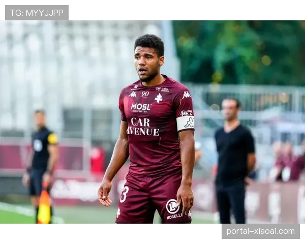 巴黎FCvs梅斯雨战，场地积水影响传球精度