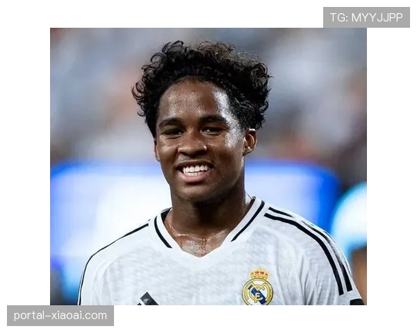 恩德里克妻子陪同抵达里昂,球迷接机期待新援表现 恩德里克妻子陪同抵达里昂,球迷接机期待新援表现